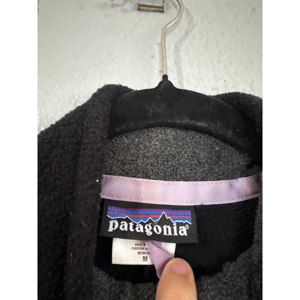 Women's Patagonia Synchilla Retro Pile Black Vest size M with Purple Tabs - Picture 2 of 3